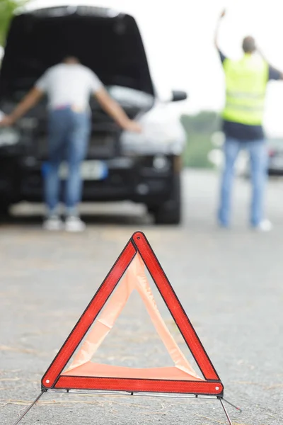 Triângulo de avaria conceito carro quebrado na estrada — Fotografia de Stock