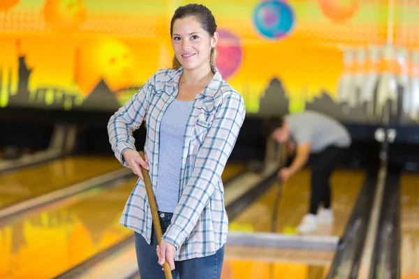 Kvinna rengöring på en bowling center — Stockfoto