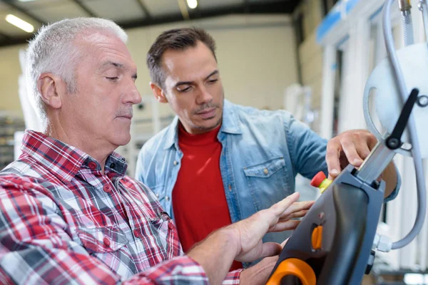 Werkplaats senior supervisor en leerling — Stockfoto