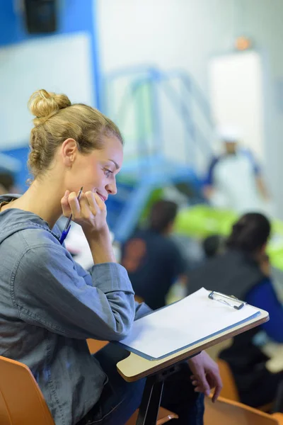 Woman sat in fresh produce auction hall — ストック写真