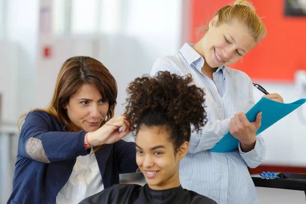 Friseurkonzept und weiblich — Stockfoto