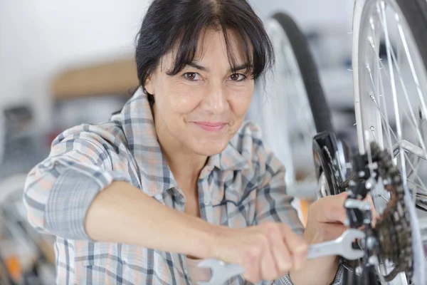 Reifer Fahrradmechaniker in der Werkstatt — Stockfoto