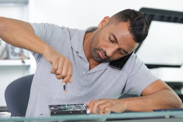 Reparatieset defecte computer harde schijf repareren — Stockfoto