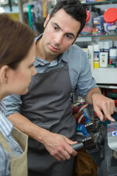 Skomakare med kvinnlig lärling på jobbet — Stockfoto