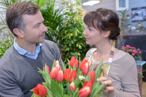 Blumenladen und Paar — Stockfoto