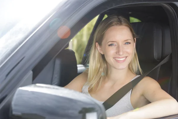 Hermosa rubia en coche — Foto de Stock