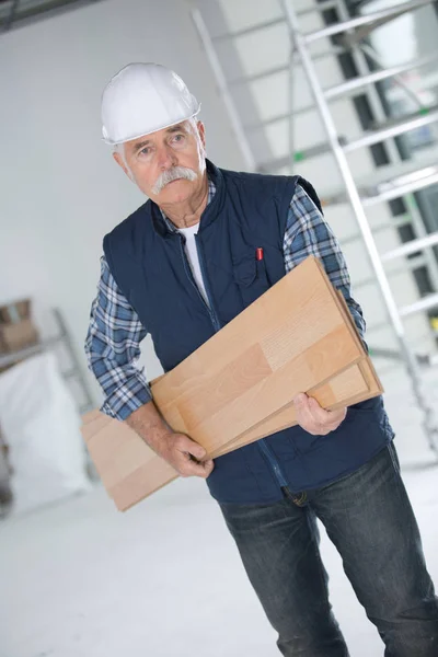 Sénior como velho artesão com experiência — Fotografia de Stock