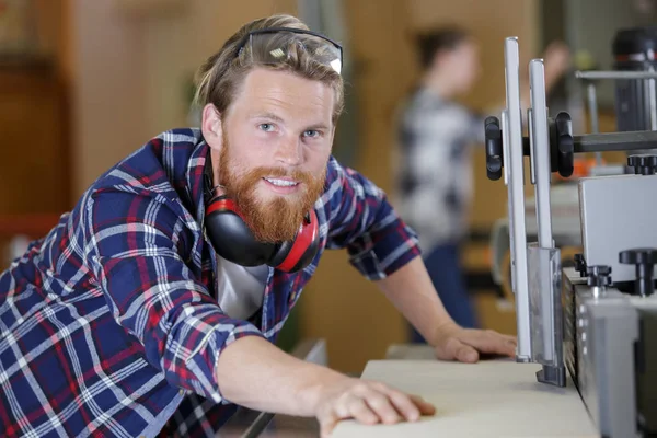 Man snijden hout met machine — Stockfoto