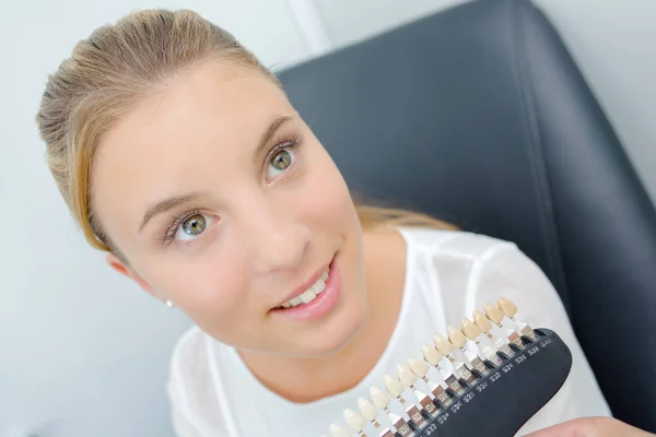 Chica en el dentista — Foto de Stock