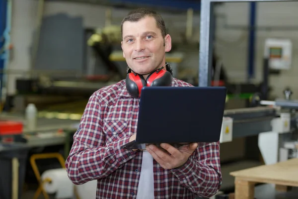 Мужчина-инженер, использующий ноутбук — стоковое фото