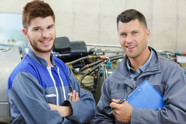 Twee industriële ingenieurs aan het werk — Stockfoto