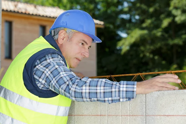 Trabajador de la construcción medición en pared — Foto de Stock