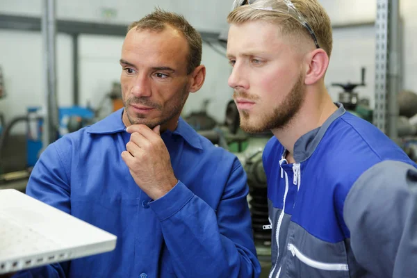 Twee reparman in garage — Stockfoto