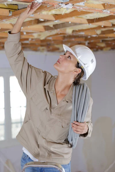 Жінка працює в просторі даху — стокове фото