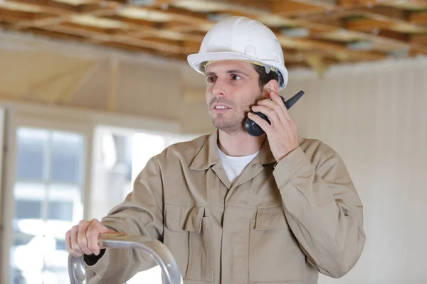 Werknemer met behulp van de walkie talkie — Stockfoto