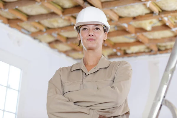 Constructor femenino trabajo de evaluación con satisfacción —  Fotos de Stock