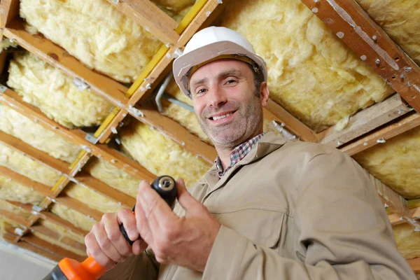 Manliga byggare arbetar på taket — Stockfoto