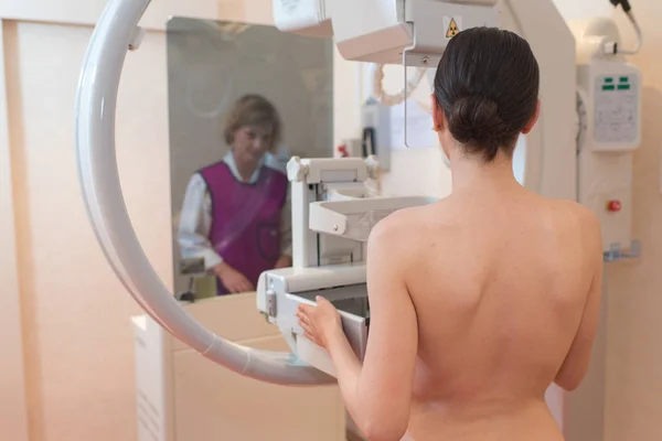 Пациентка, проходящая маммографию в клинике — стоковое фото