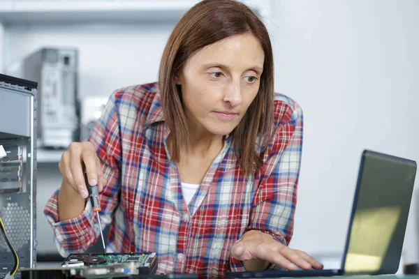 Mulher corrigir componente pc no centro de serviço — Fotografia de Stock