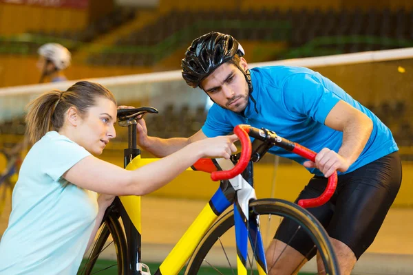 Atleta femenina entrenando en el velódromo con entrenador —  Fotos de Stock