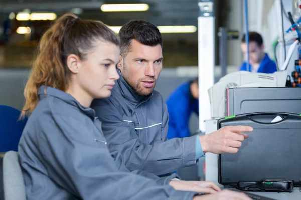 Mulher formação para se tornar um mecânico na oficina de reparação de automóveis — Fotografia de Stock