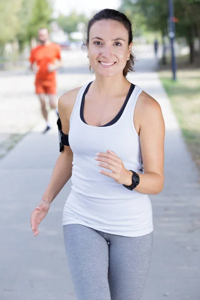 Kvinna jogging och kvinna — Stockfoto