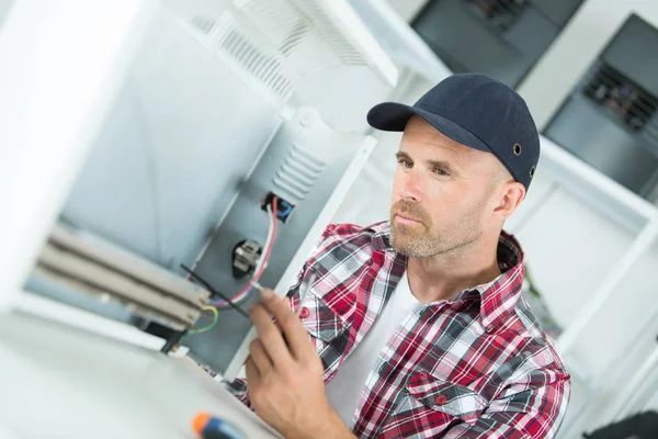 Elektricien inspecterende de energie geleider — Stockfoto