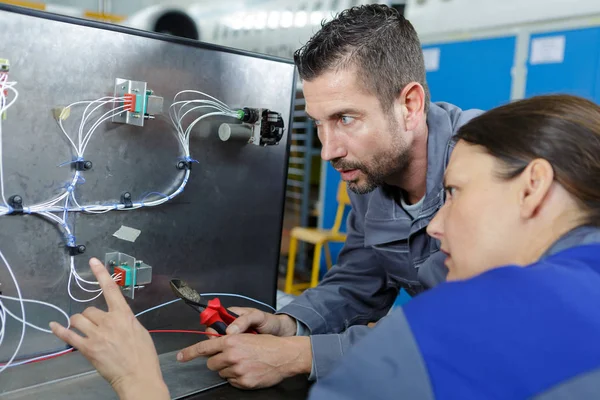 Ingegneri elettrici al lavoro — Foto Stock