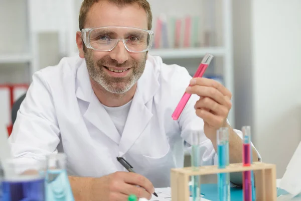 Glimlachende labtechnicus die naar de camera kijkt — Stockfoto