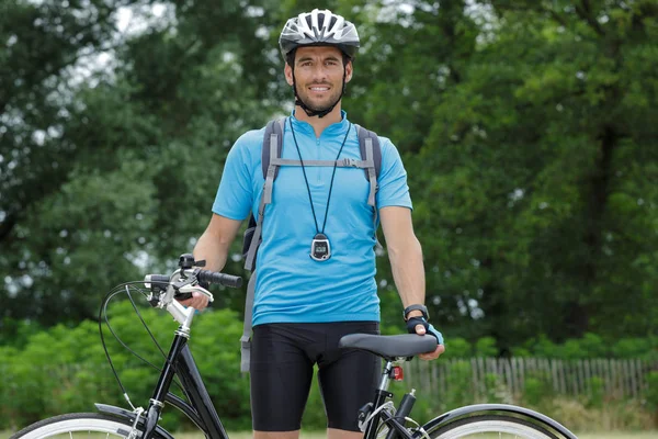 Ritratto dell'uomo con la sua bicicletta — Foto Stock