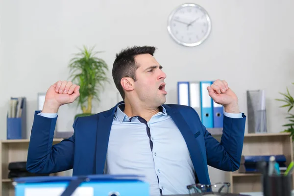 Man satt på kontoret skrivbord stretching — Stockfoto