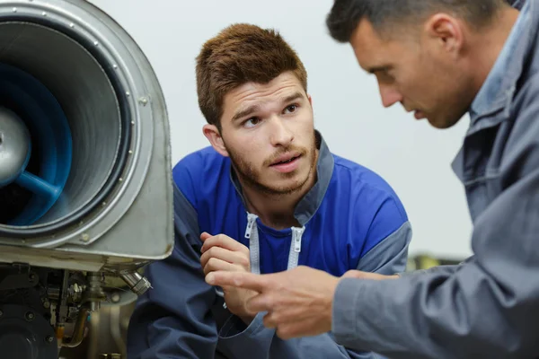 Technikerlehrling stellt seinem Polier eine Frage — Stockfoto