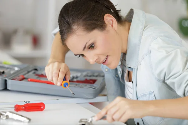 Appartementenhuis assemblage en vrouw — Stockfoto