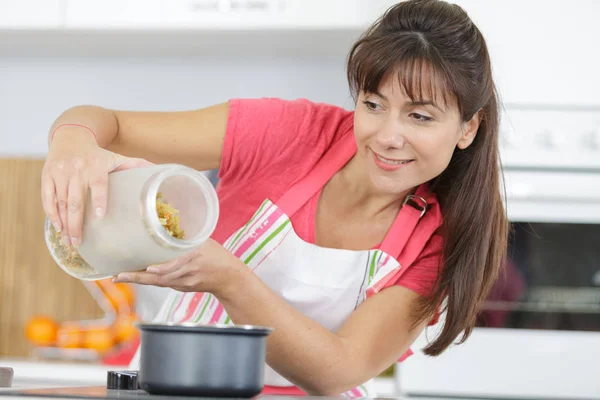 Femme au cours de fabrication de pâtes — Photo