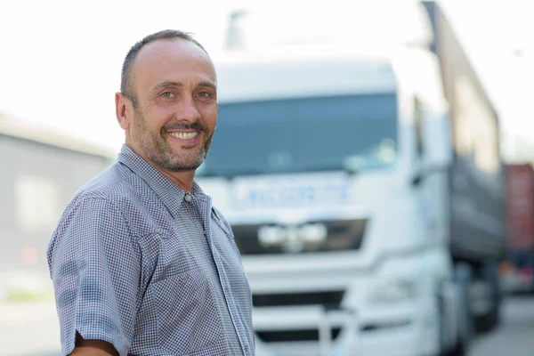 Portrait of man outdoors by truck — Stock Photo, Image