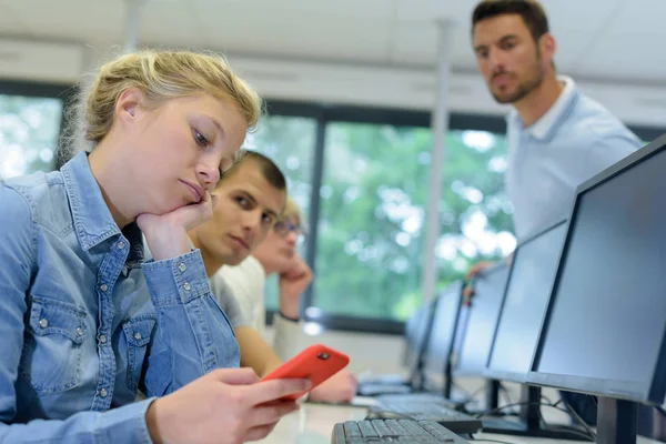 Studente donna irrispettoso nella classe — Foto Stock