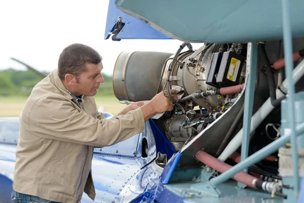 Человек ремонтирует двигатель — стоковое фото