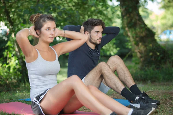 Homem e mulher se exercitando ao ar livre — Fotografia de Stock