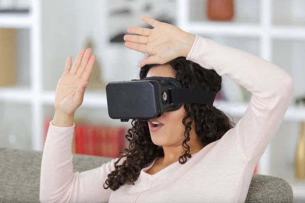 Mulher com óculos de realidade virtual — Fotografia de Stock