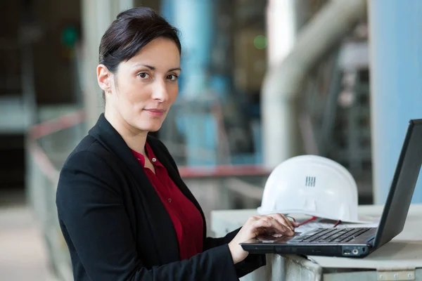 Ingeniera mujer trabajando en la oficina — Foto de Stock