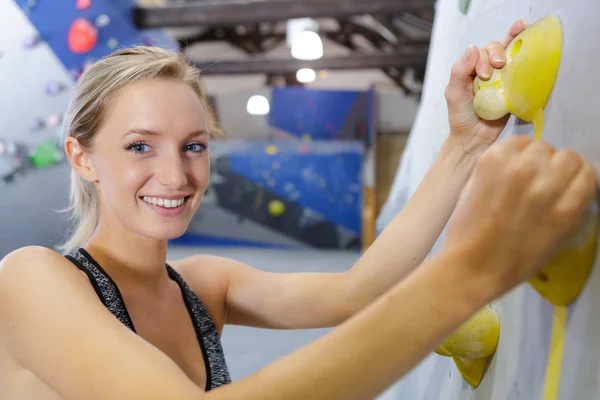 Mulher em uma parede de escalada livre — Fotografia de Stock