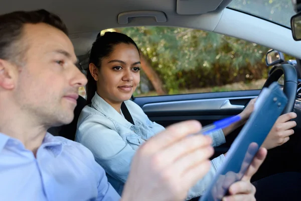 Jeune femme ayant une leçon de conduite en voiture — Photo