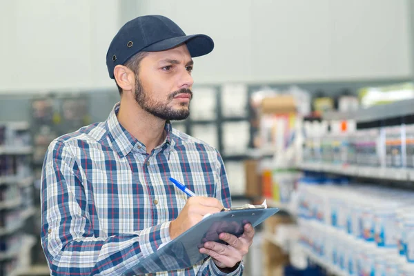 Trabajador haciendo inventario en los estantes —  Fotos de Stock