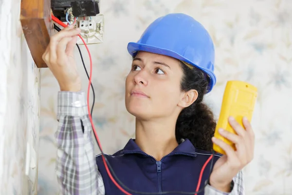 Mulher medindo corrente elétrica — Fotografia de Stock