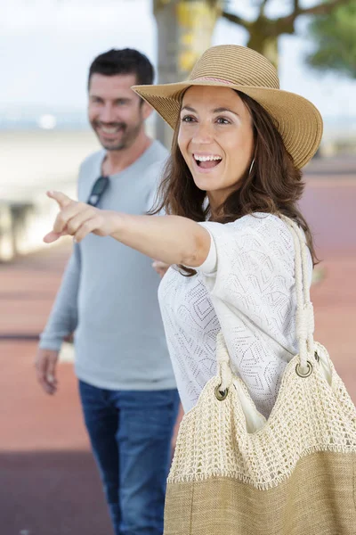 Donna eccitata con i mariti — Foto Stock