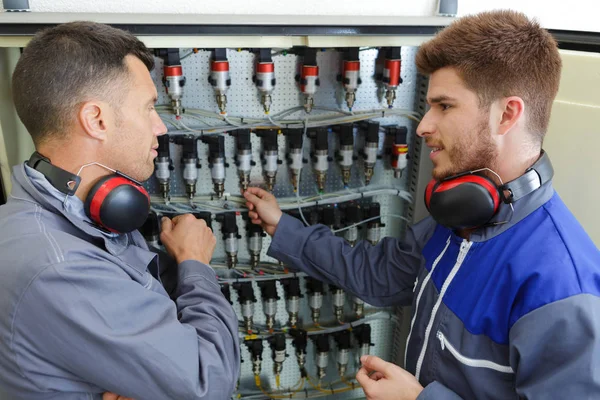 Jovem eletricista com mentor — Fotografia de Stock