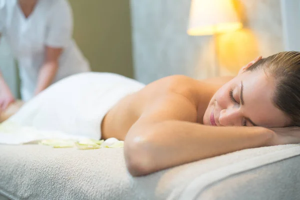 Женщина спит во время массажа — стоковое фото