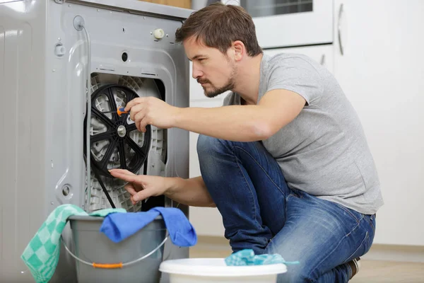 Loodgieter vaststelling van huishoudelijke wasmachine — Stockfoto