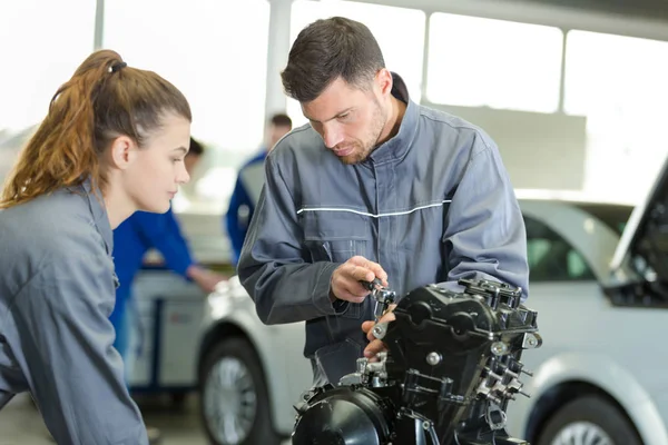 Női Auto Mechanic learning-hoz erősít egy motor — Stock Fotó