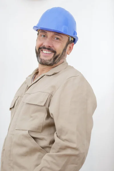 Gelukkige handmatige werknemer staand binnen — Stockfoto